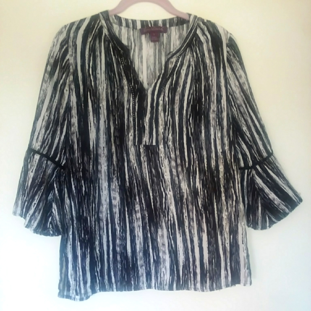 GLORIA VANDERBILT top in size small.